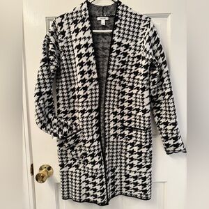 Nine West open front cardigan sweater. Classic black and white houndstooth